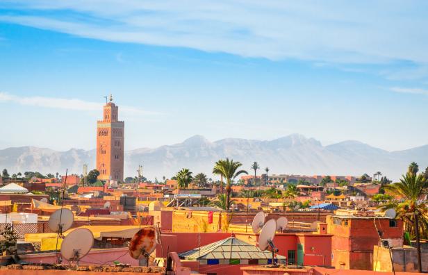 Blick über die Dächer von Marrakesch mit der Koutoubia-Moschee im Hintergrund.