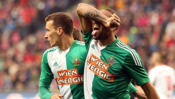 Ein Fußballspieler von Rapid Wien jubelt mit herausgestreckter Zunge.