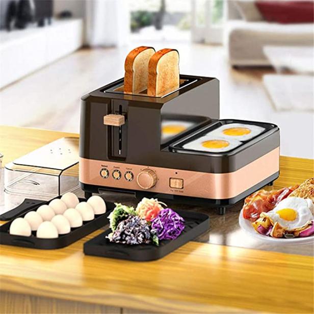 Ein Toaster mit integriertem Eierkocher steht auf einem Tisch mit Zutaten für ein Frühstück.