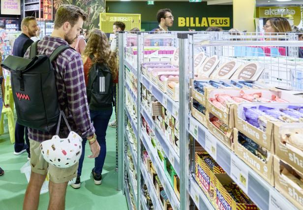 "Billa Pflanzilla" eröffnet in Wien: Schlange stehen für den veganen Supermarkt