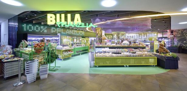 Ein Blick in den „Billa Pflanzilla“-Supermarkt mit seinem grünen Interieur und verschiedenen Produkten.