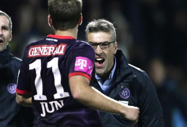 Ein Fußballtrainer von Austria Wien jubelt einem Spieler zu.