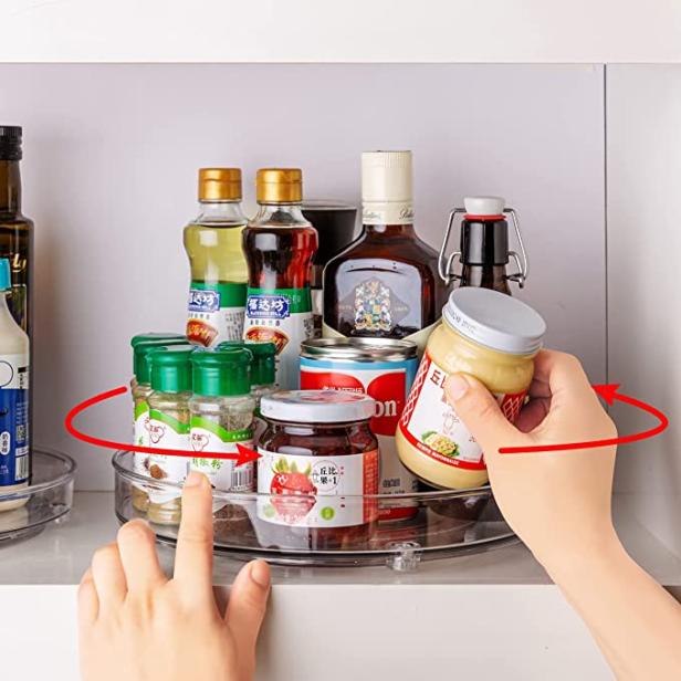 Ein drehbarer Organizer im Küchenschrank mit verschiedenen Lebensmitteln und Gewürzen wird gedreht.