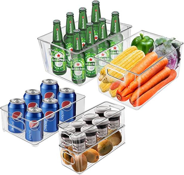 Mehrere durchsichtige Behälter sind mit Getränken, Gemüse und Obst gefüllt.