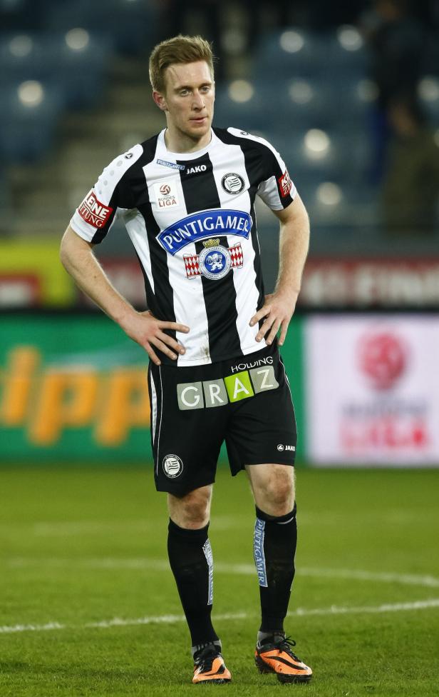 Ein Fußballspieler von Sturm Graz in seinem Trikot auf dem Spielfeld.