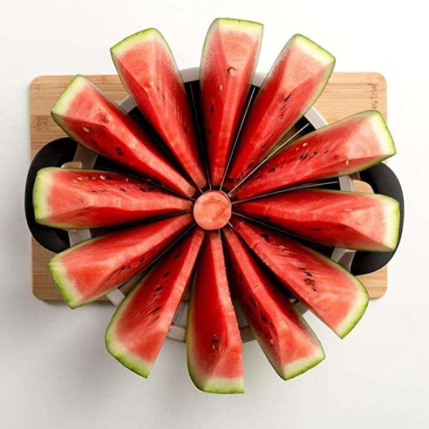 Eine Wassermelone wurde mit einem Melonenschneider in gleichmäßige Stücke geteilt.