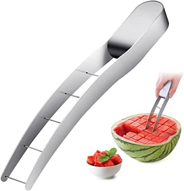 Ein Wassermelonen-Schneider aus Edelstahl schneidet eine Wassermelone in Würfel.