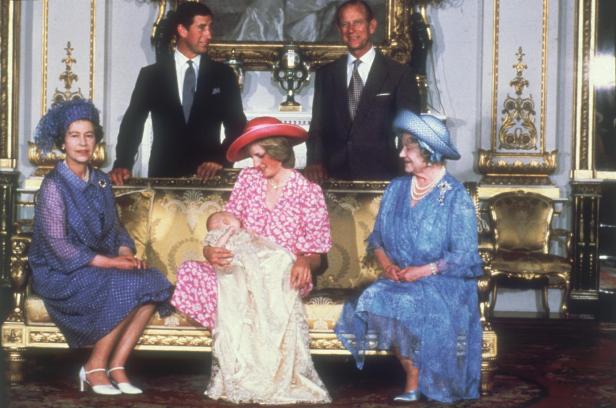 Ein formelles Foto von Königin Elisabeth II., Prinzessin Diana mit Baby Prinz William, Königinmutter, Prinz Charles und Prinz Philip.