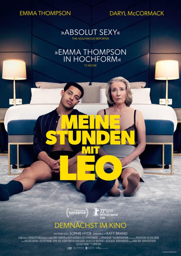 Das Filmplakat zu „Meine Stunden mit Leo“ zeigt Emma Thompson und Daryl McCormack vor einem Hotelbett.
