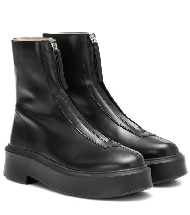Ein Paar schwarze Lederstiefel mit Reißverschluss und Plateausohle.