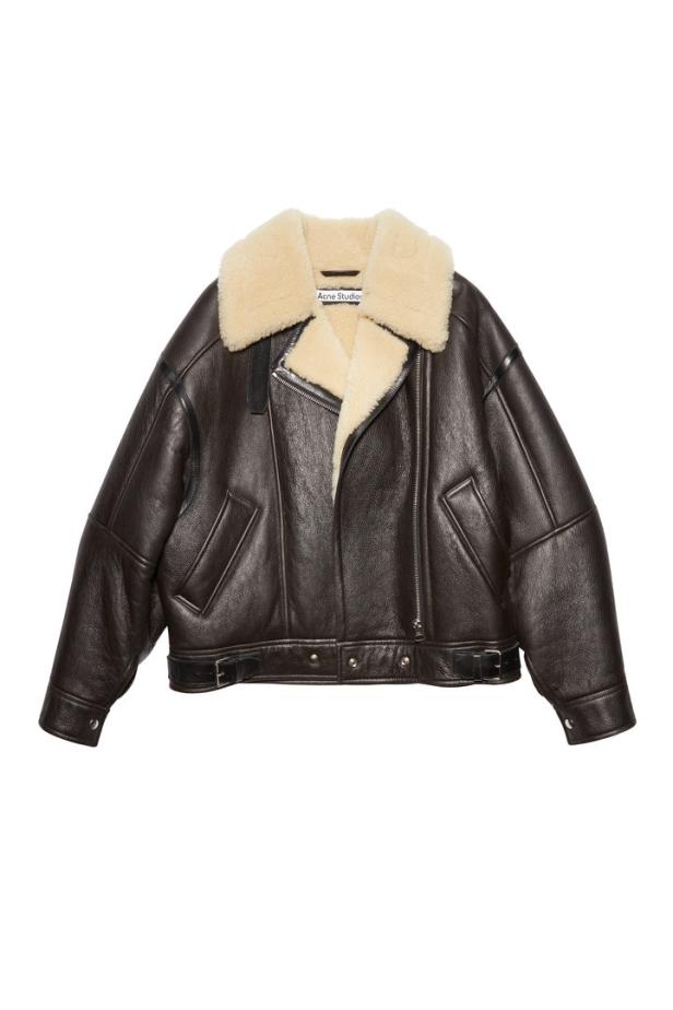 Eine braune Acne Studios Lederjacke mit hellem Shearling-Kragen.