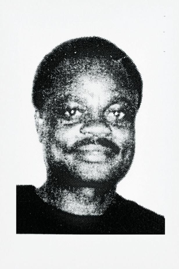 Ein Porträt eines Mannes mit Schnurrbart vor einem hellen Hintergrund.