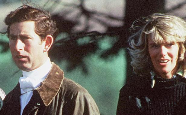 Prinz Charles und Camilla Parker Bowles bei einer Veranstaltung im Freien.