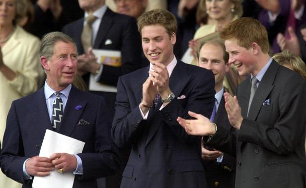 Prinz Charles mit seinen Söhnen William und Harry bei einer Veranstaltung.