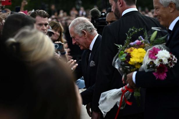 Bilder: König Charles III in London von Tausenden begeistert empfangen