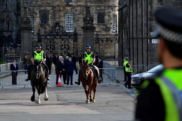 Briten nehmen Abschied - Sarg von Queen nach Edinburgh überführt