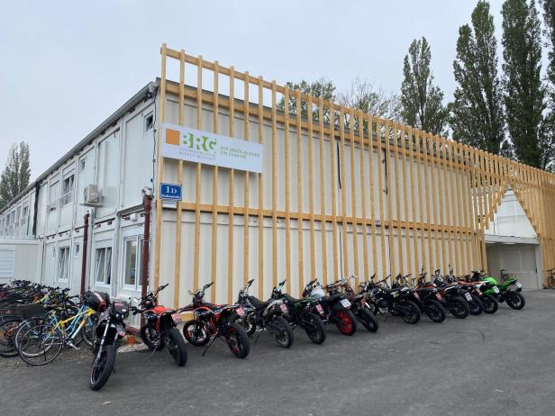 Gymnasium in NÖ zieht für zwei Schuljahre in 274 Container