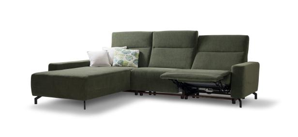 Ein olivgrünes Sofa mit Ottomane und ausklappbarer Fußstütze steht vor einem weißen Hintergrund.