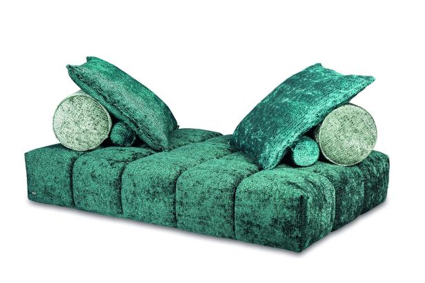Ein Sofa mit türkisfarbenem Bezug und passenden Kissen.