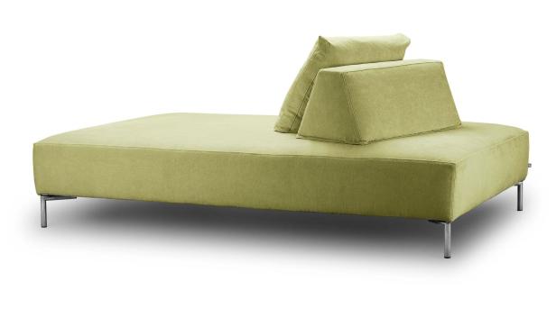 Ein hellgrünes Sofa mit zwei Kissen steht auf einem weißen Hintergrund.