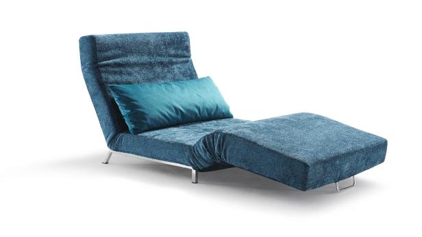 Eine blaue Chaiselongue mit einem türkisfarbenen Kissen auf einem weißen Hintergrund.