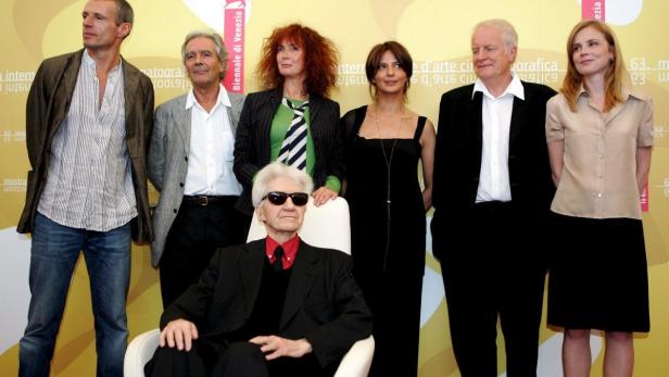 Eine Gruppe von Schauspielern posiert für ein Foto bei einem Filmfestival.