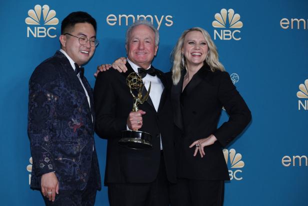 Lorne Michaels, Bowen Yang und Kate McKinnon posieren mit einem Emmy Award.