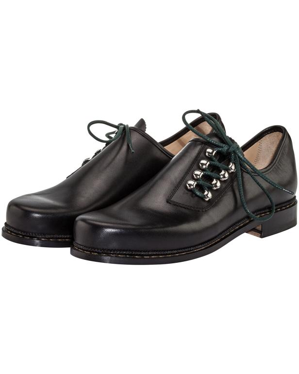 Ein Paar schwarze Lederschuhe mit grünen Schnürsenkeln.