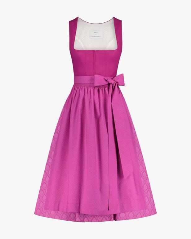 Ein pinkfarbenes Dirndl mit weiß gepunktetem Rock und passender Schleife.