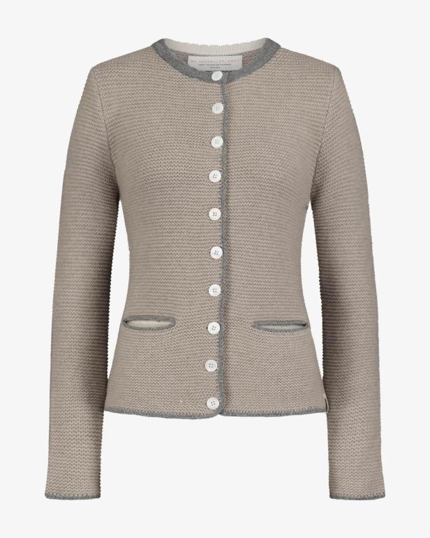 Eine beige Strickjacke mit grauen Akzenten und weißen Knöpfen.