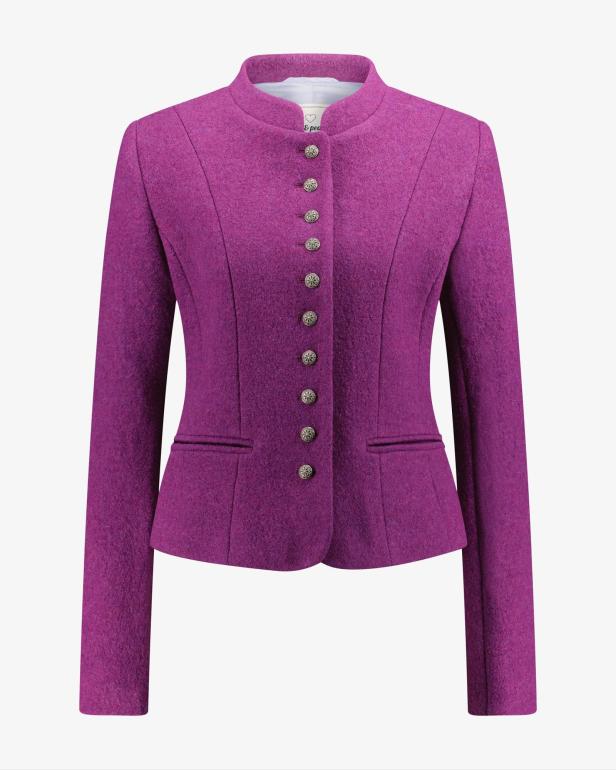 Eine lila Trachtenjacke mit silbernen Knöpfen vor einem weißen Hintergrund.