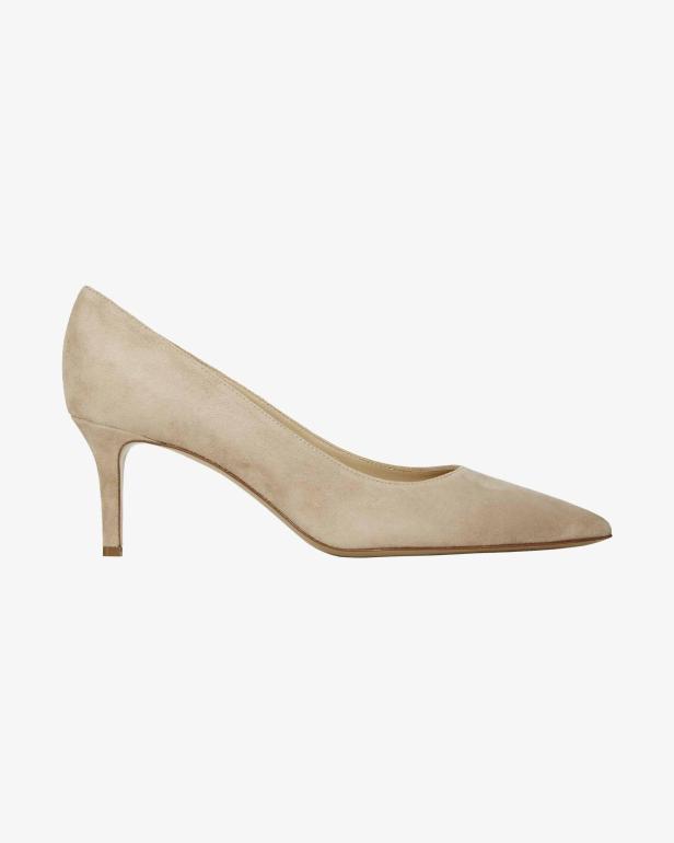 Ein beiger Wildleder-Pumps mit einem mittelhohen Absatz.