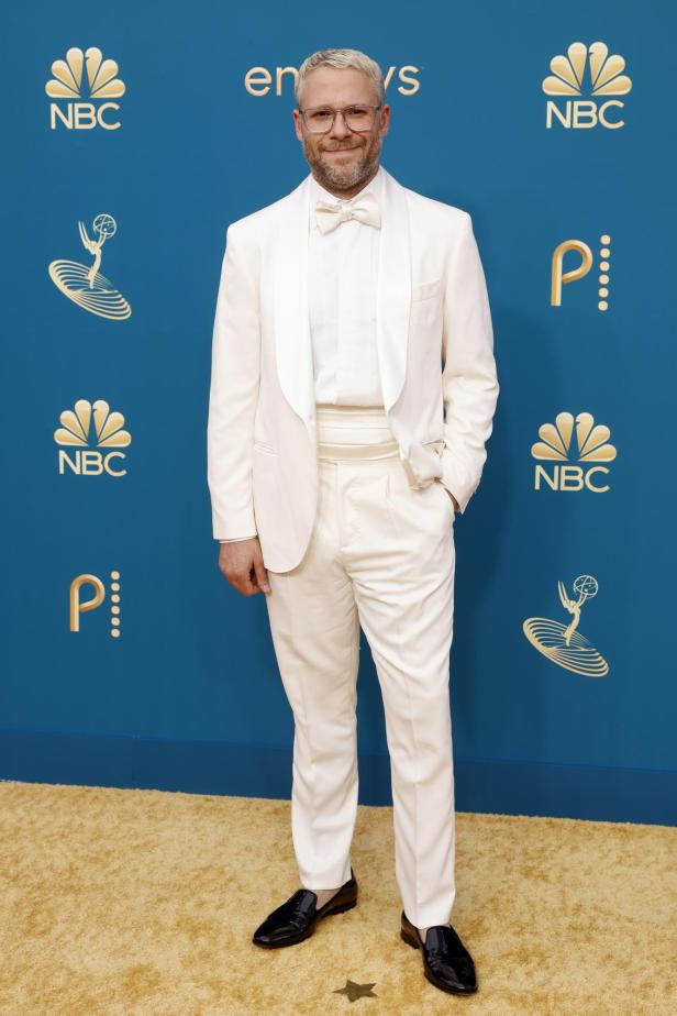 Seth Rogen in einem weißen Anzug auf dem goldenen Teppich der Primetime Emmy Awards.