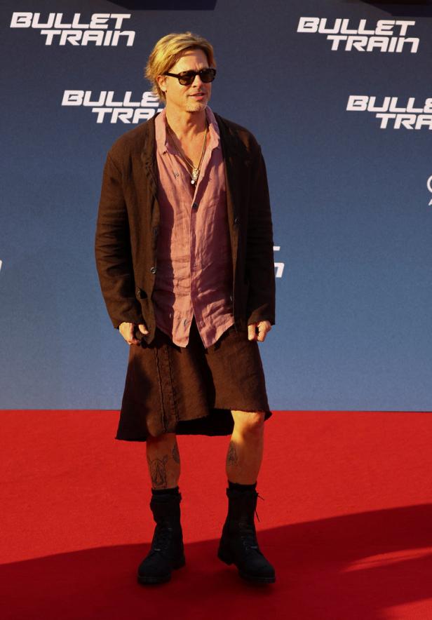 Brad Pitt trägt einen Rock bei der Premiere von „Bullet Train“.