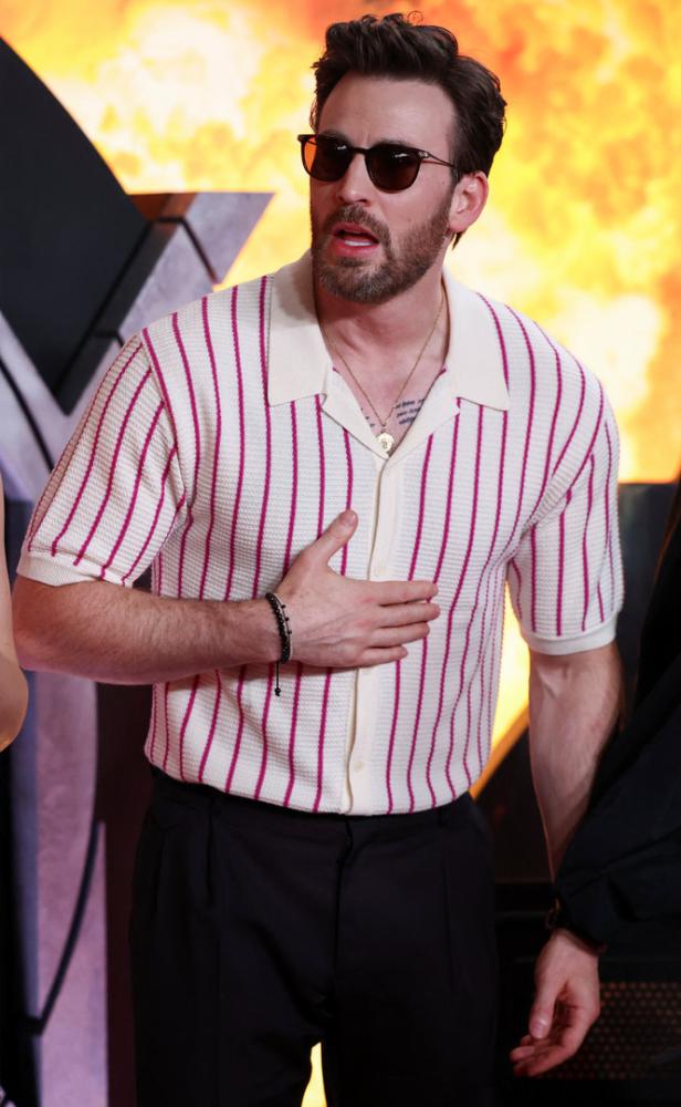 Chris Evans mit Sonnenbrille und gestreiftem Hemd auf einem Event.