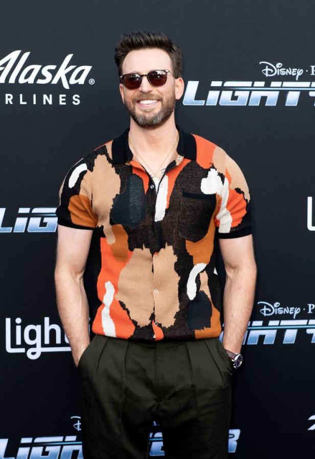 Chris Evans bei der Premiere von „Lightyear“ mit Sonnenbrille und gemustertem Hemd.