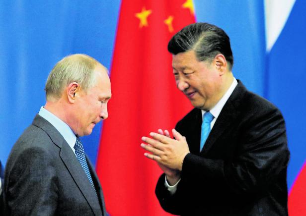 FILE PHOTO: China's Xi and Russia's Putin take part in economic forum