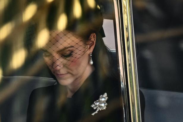 Weinende Royals, Tausende Zaungäste: Der Queen-Trauerzug in Bildern