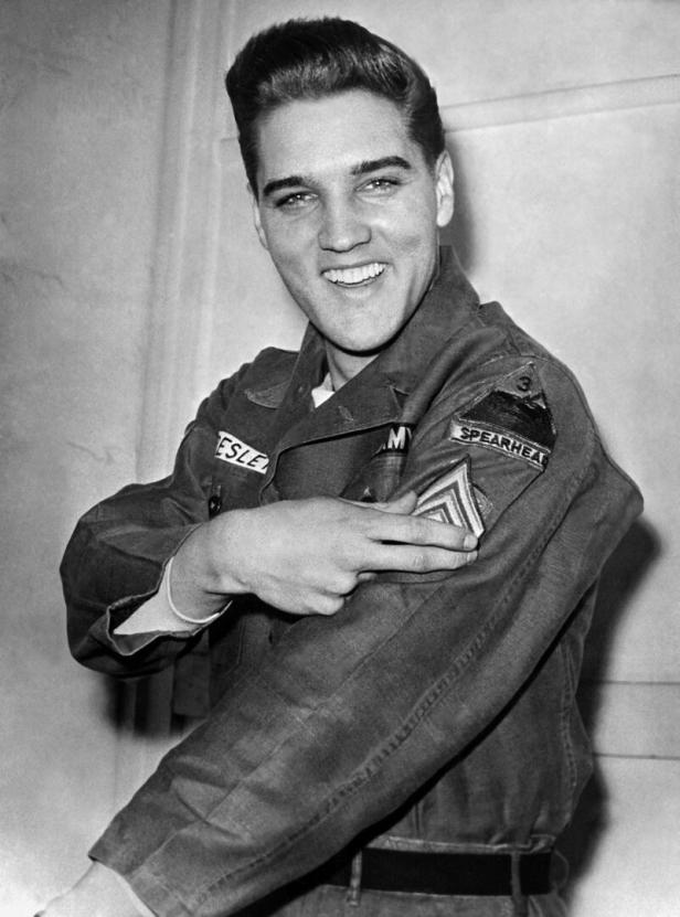 Elvis Presley in seiner Uniform der US-Armee, lächelnd.