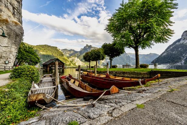 Holzboote liegen am Ufer des malerischen Traunsees in Österreich.