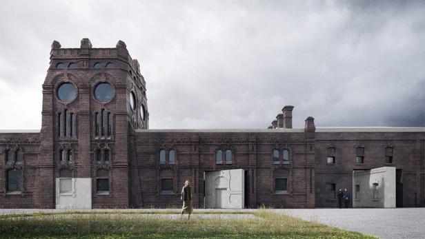 Eine Frau geht auf ein großes Backsteingebäude mit einem Turm zu.