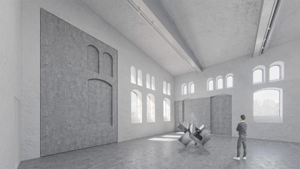 Ein Mann betrachtet eine moderne Skulptur in einem großen, hellen Raum mit Bogenfenstern.