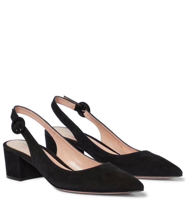 Ein Paar schwarze Wildleder-Pumps mit Blockabsatz und Slingback-Riemen.