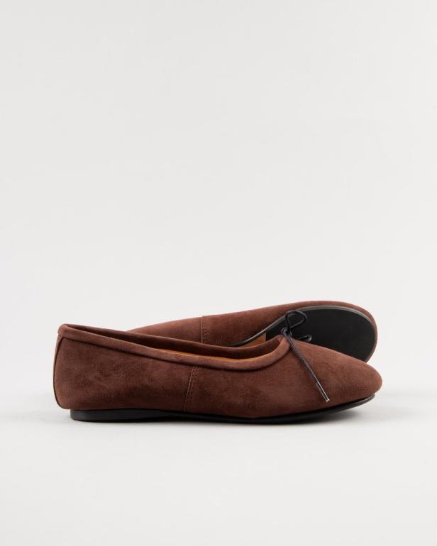 Ein Paar braune Ballerinas aus Wildleder stehen auf einem weißen Hintergrund.