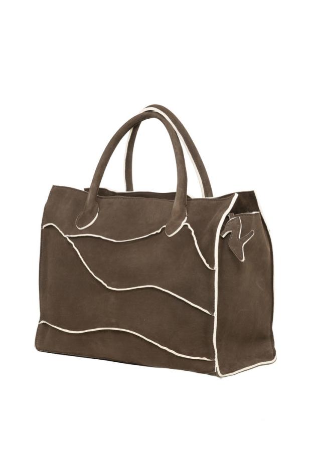 Eine braune Handtasche mit weißen Ziernähten vor einem weißen Hintergrund.