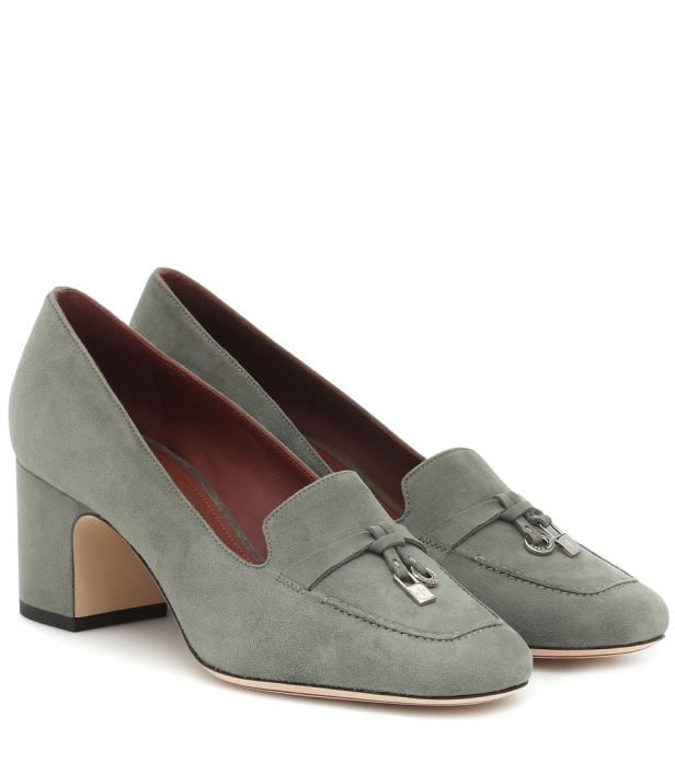 Ein Paar graue Wildleder-Pumps mit Blockabsatz und dekorativen Details.