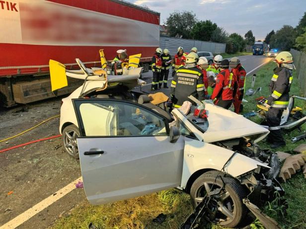 Frontal in Lkw gekracht: 41-jähriger Autofahrer in NÖ schwer verletzt
