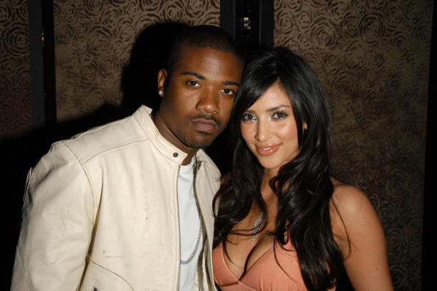 Ray J und Kim Kardashian posieren für ein Foto.