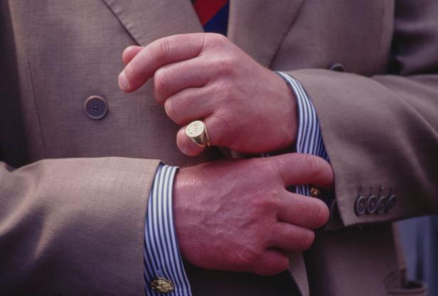 König Charles: Was der Ring an seinem kleinen Finger bedeutet
