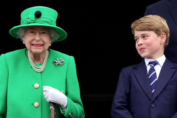 Königin Elisabeth II. und Prinz George auf einem Balkon.